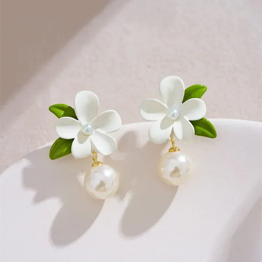 Korean Fashion Green Leaves White Flower Asymmetrical Earrings for Women Cute Sweet Pearl Stud Earrings Piercing Jewelry Gift