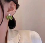 Korean Fashion Green Leaves White Flower Asymmetrical Earrings for Women Cute Sweet Pearl Stud Earrings Piercing Jewelry Gift